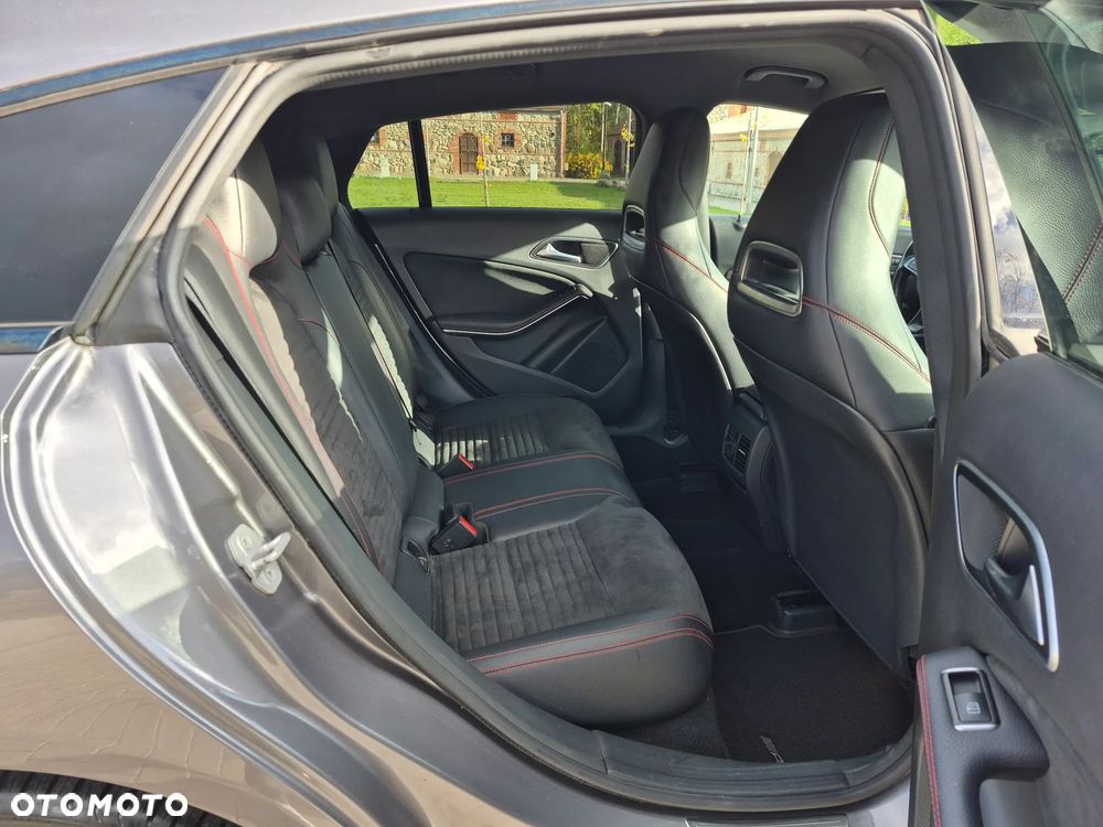 Mercedes-Benz CLA 250 4Matic 7G-DCT AMG Line - 28