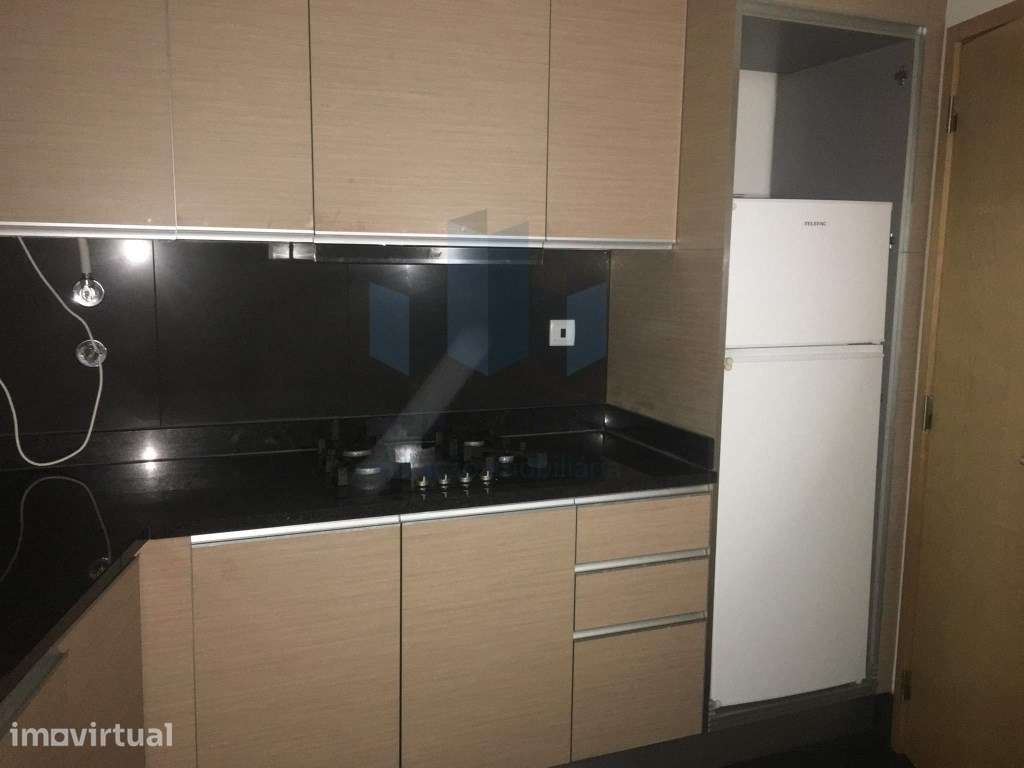 Arrenda-se apartamento T1 mobilado, com aparcamento fechado e arrum... - Grande imagem: 2/8