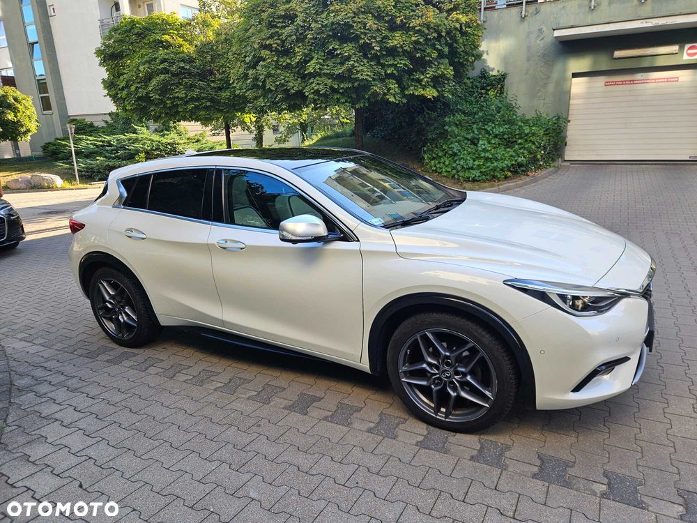 Infiniti Q30 - 1