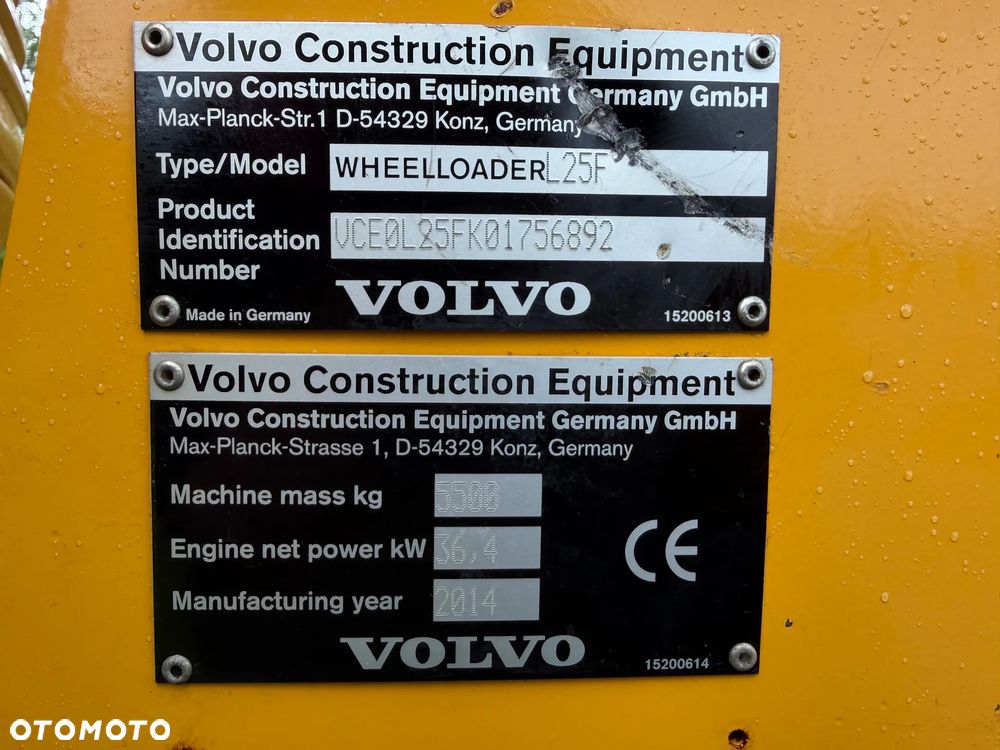 Volvo L25F Ładowarka Kołowa łamana 2015 rok. Jak Nowa! Oryginał łyżka i widły. Mocny silnik 4 cylindry. Zero luzów i wycieków. Aktualne Badania DEKRA BMWT. Wielka Okazja. Maszyna jak nowa z Salonu. 2600 mtg. Pochodzi z Norweskiego urzędu gminy. Dodatkowe linie Hydrauliczne. Szybka wolna Jazda Rewers Hydrostatic. Wersja Norwesk Mocne doświetlenie dodatkowe grzanie. kabina Ogrzewana wentylowana! Zmiana Osprzętu Hydrauliczna! pełne sterowanie z dżojstika! Opony jak Nowe. Podzespoły pomy suche, czytelne tabliczki! OKAZJA - 3