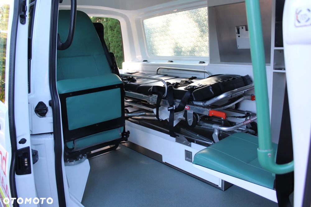 Volkswagen T5  AMBULANS KARETKA - 13
