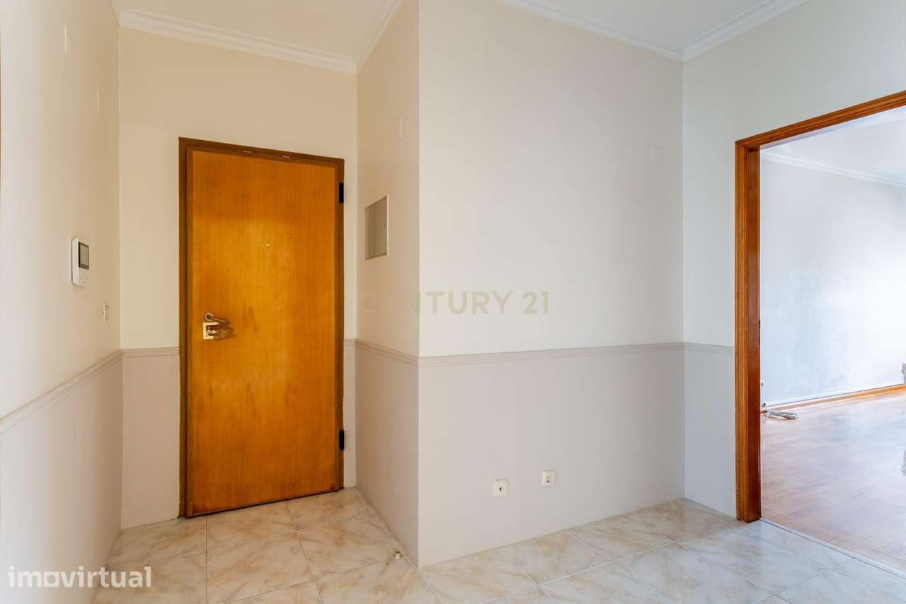 Espaçoso T3 no Sobralinho - 131m2 Com Box para 2 Viaturas - Grande imagem: 3/29