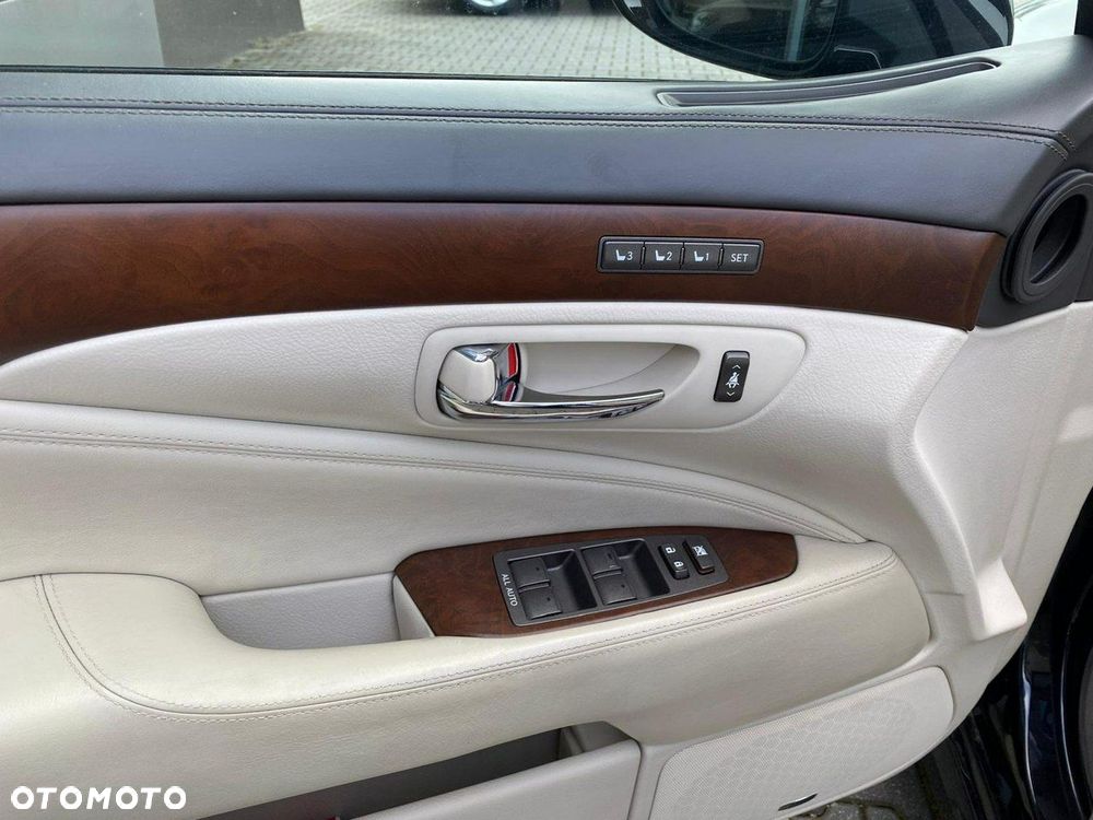 Lexus LS - 22