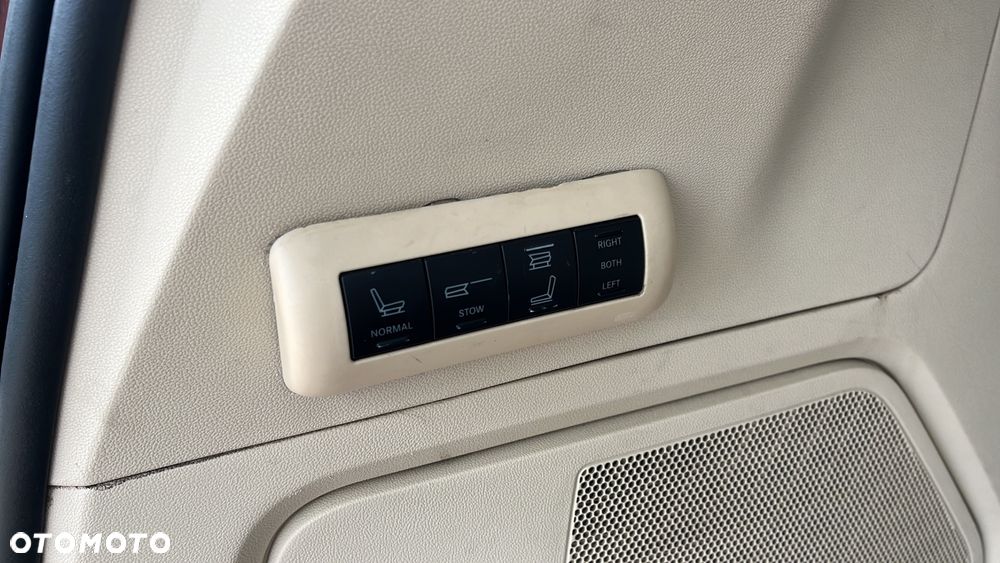 Chrysler Town & Country - 27