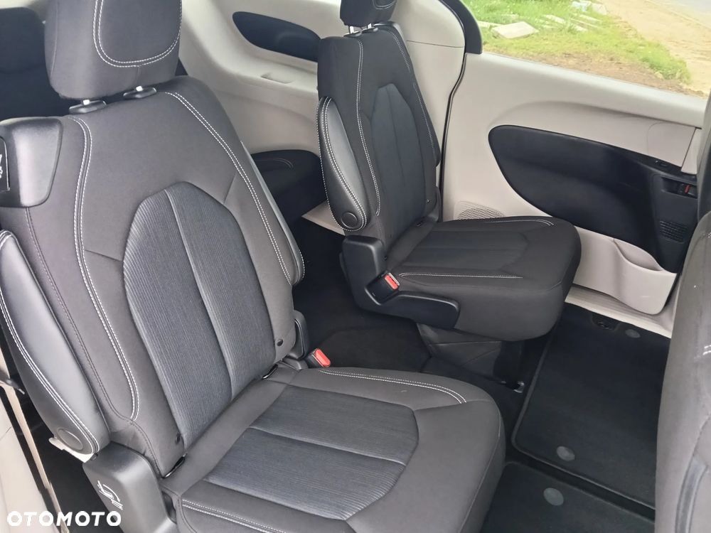 Chrysler Pacifica - 17