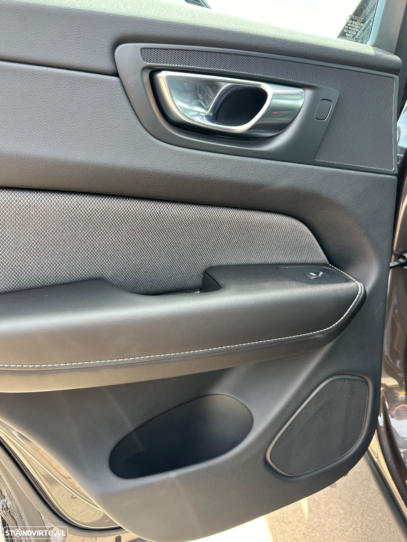Volvo XC 60 2.0 B4 R-Design Geartronic - 28
