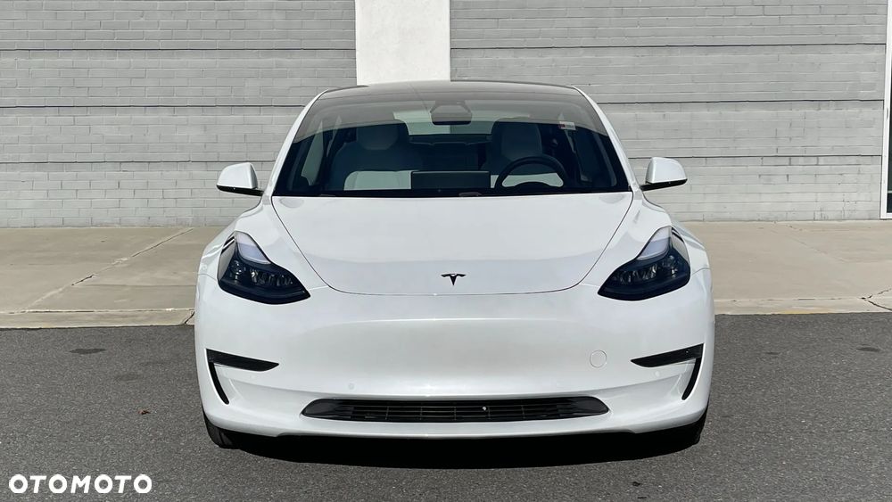 Tesla Model 3 - 4