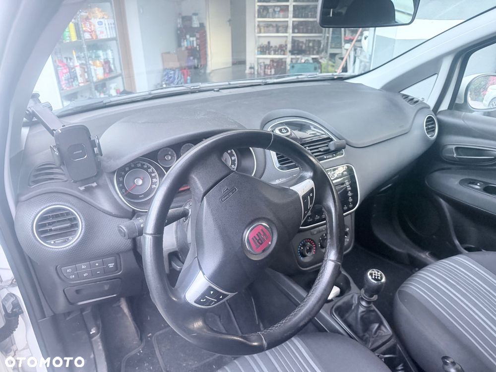 Fiat Punto 2011 photo 4