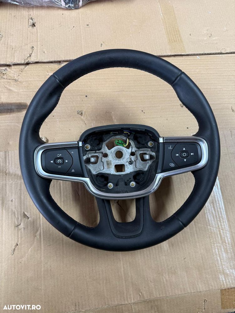 Volan piele cu comenzi VOLVO XC40 an 2023 stare foarte buna 12.000 km - 1