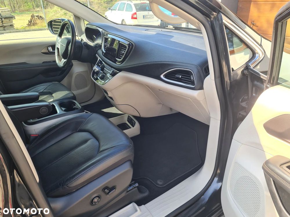 Chrysler Pacifica - 11