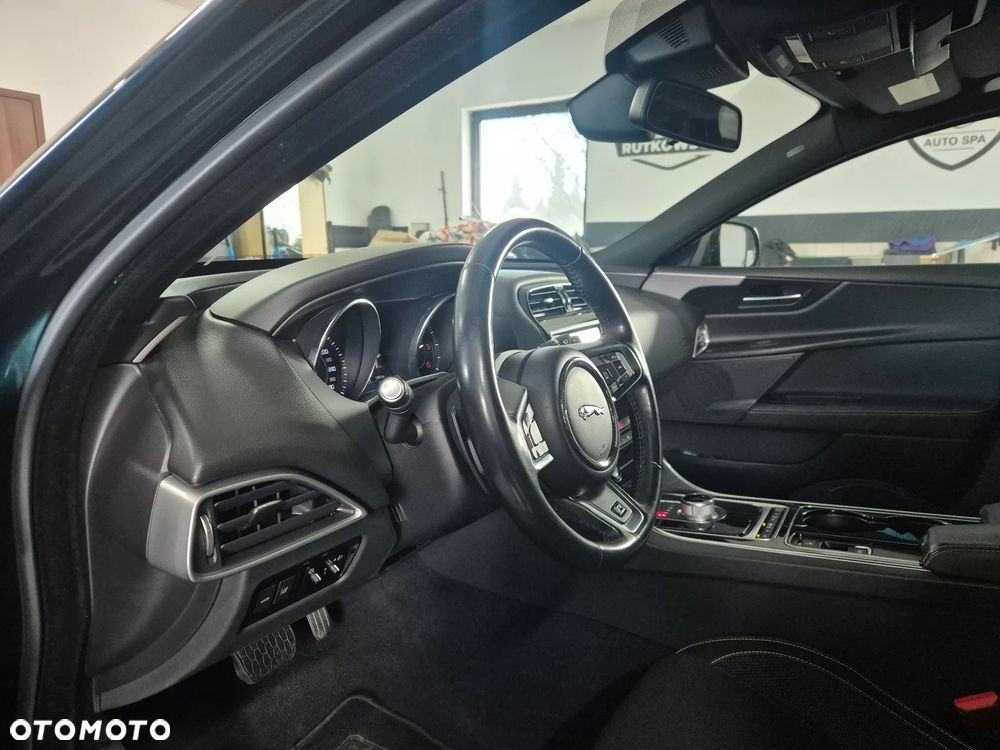 Jaguar XE 2.0 D R-Sport - 18