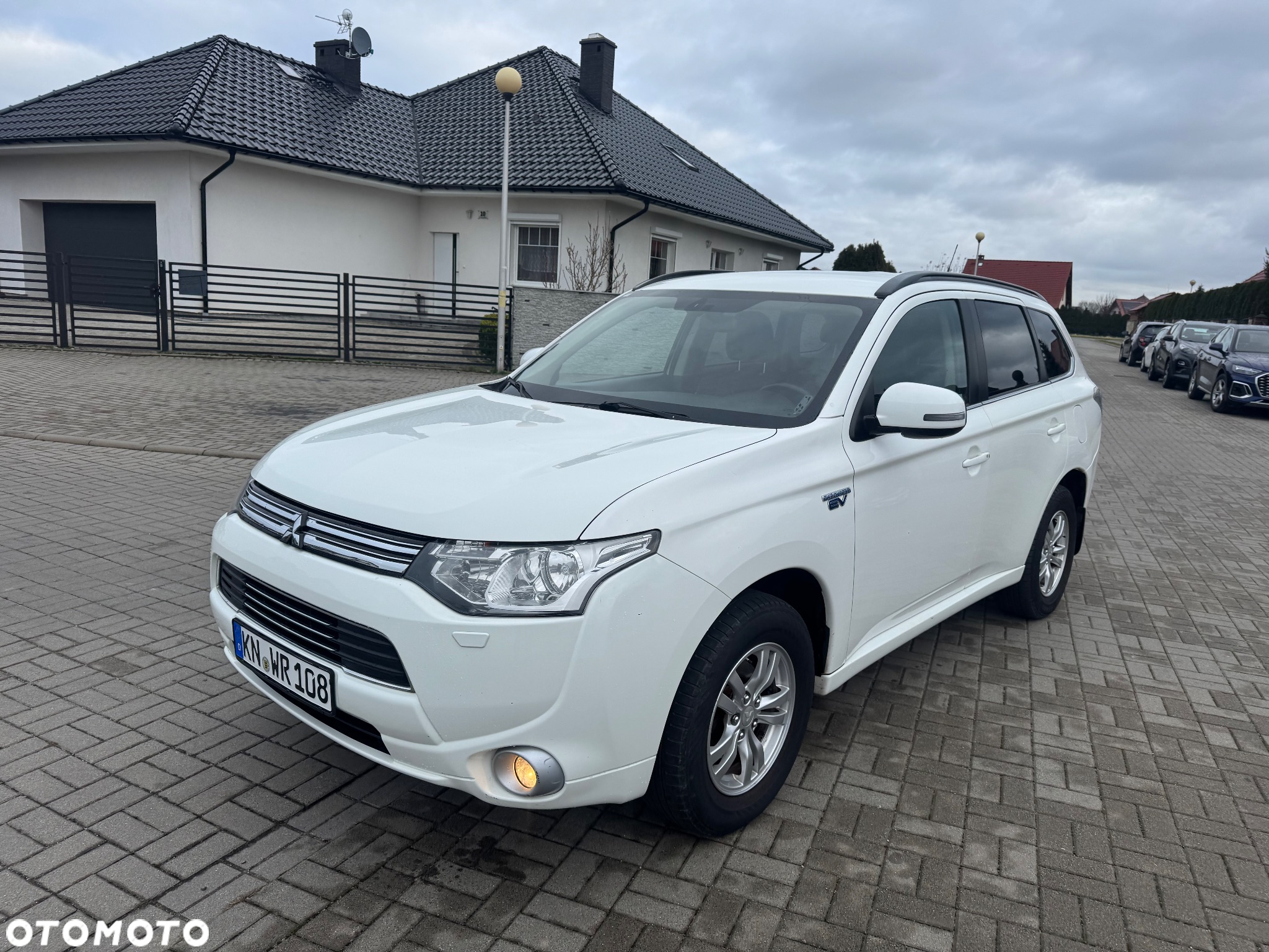 Mitsubishi Outlander 2.0 4WD Plug-In Hybrid - 2