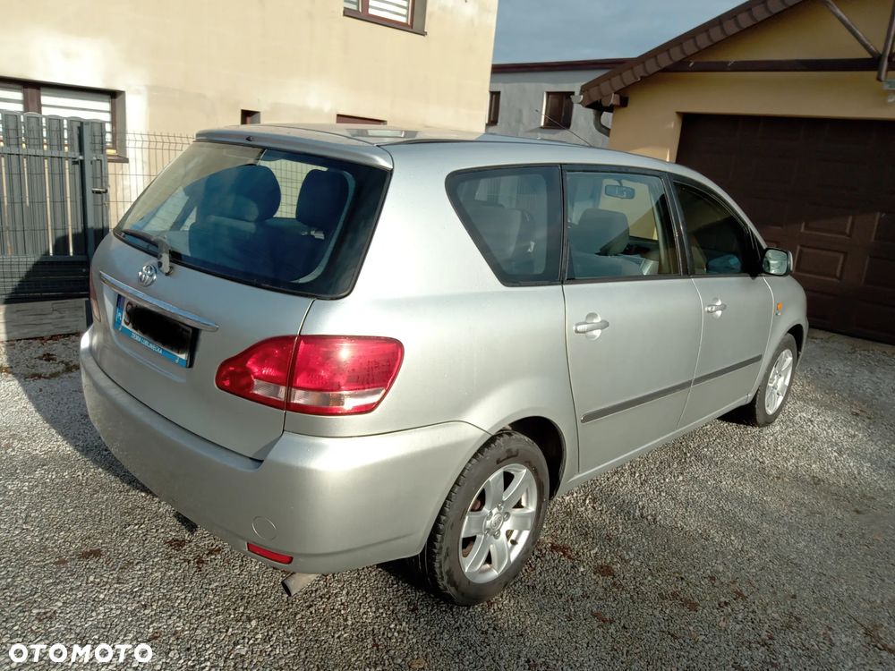 Toyota Avensis Verso - 3