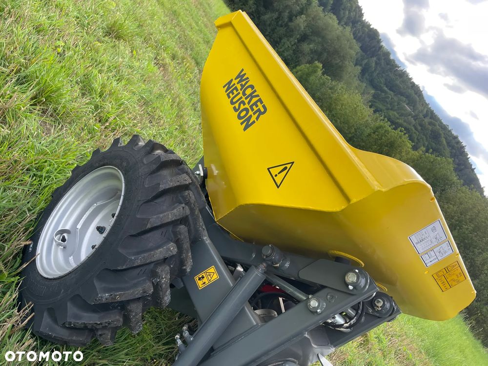 Wacker Neuson D01 1001 Nowe Wozidło Budowlane Rolnicze 4x4. Ładowność 1 tona. Wysokie podnoszenie+KIPER Wysoki! Maszyna sprowadzona z Norwegii. Jest to nowa maszyna przebieg 4.4 mtg.  Kupione w Norweskim salonie z Ekspozycji sklepowej! Stało tylko na pokaz! Silnik Yanmar 3cyl. Potężna moc a maszyna bardzo mała i zwinna. Szybka wolna jazda. Oświetlenie rozbudowane. Wielka Okazja! Jazda Rewers. Hydrostatic! Wielka Okazja - 3