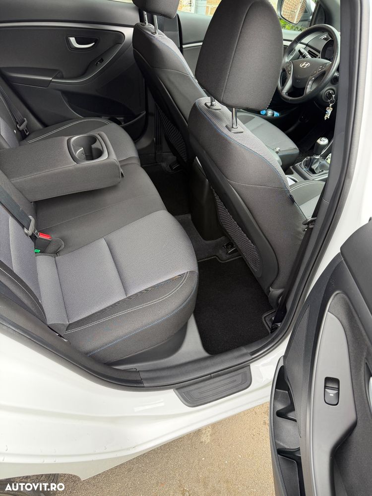 Hyundai i30 blue Kombi 1.6 CRDi Passion - 13