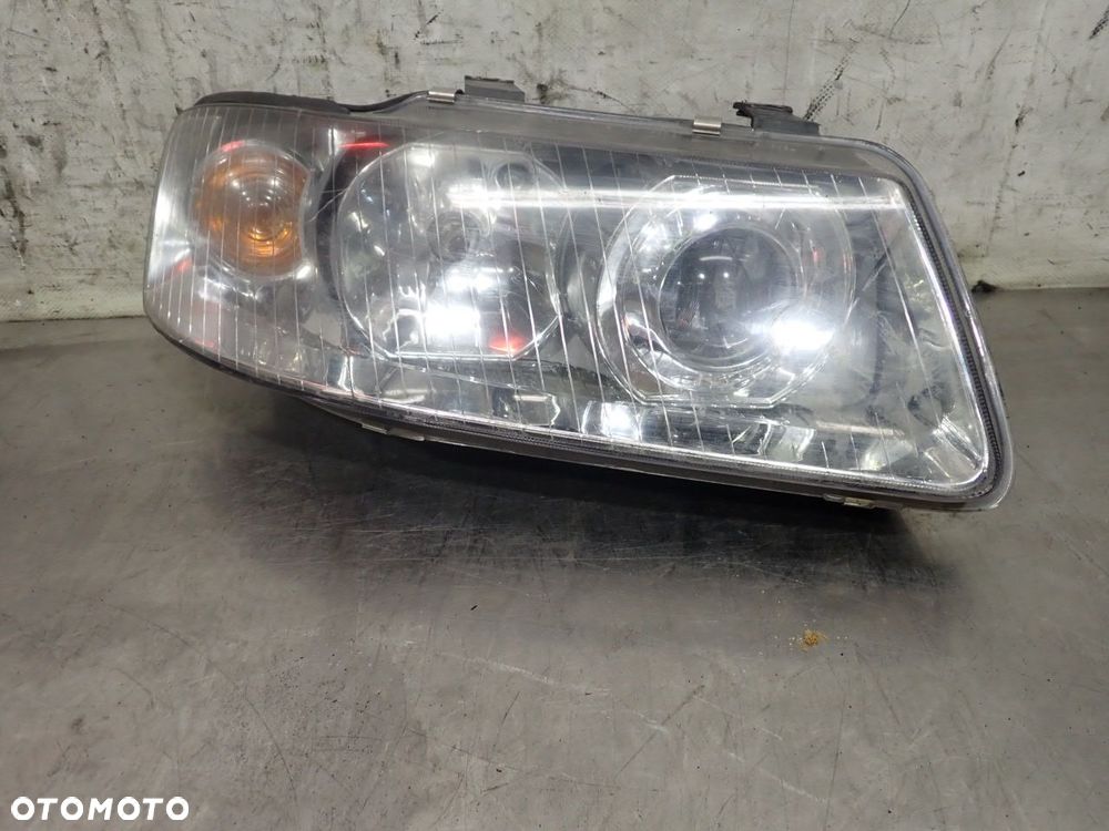 LAMPA PRAWA PRZEDNIA SOCZEWKA AUDI A3 8L - 1