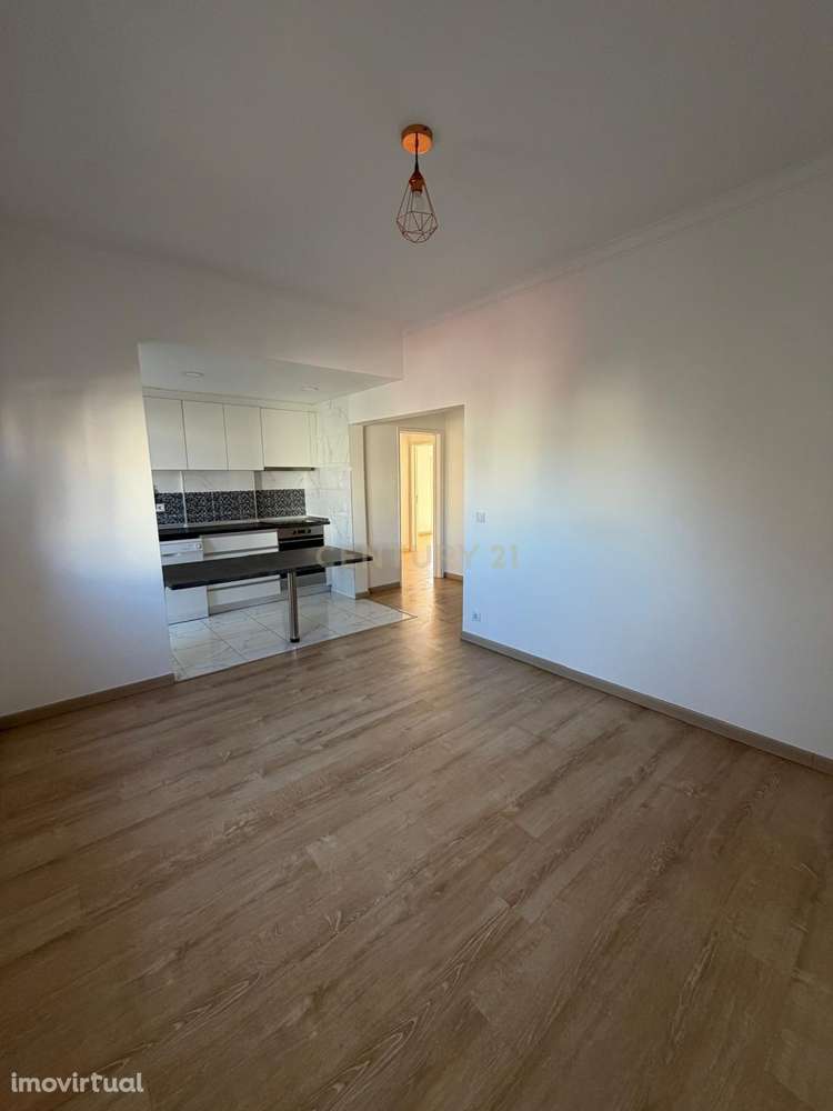 T3 Remodelado com 3 Varandas em Cascais – Espaço, Luz e Qualidade de V - Grande imagem: 4/21