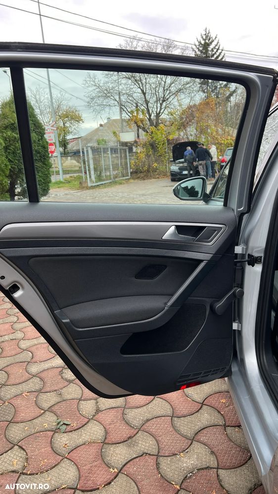 Volkswagen Golf 1.6 TDI DPF BlueMotion - 9