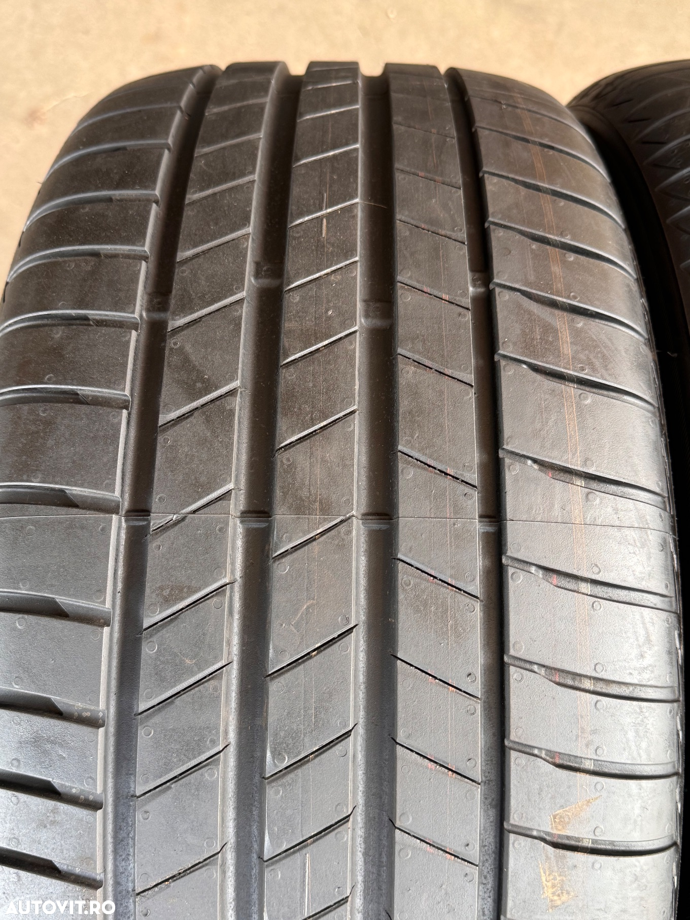 Vând 2 anvelope 235/40/19 bridgestone de vară ca noi - 3