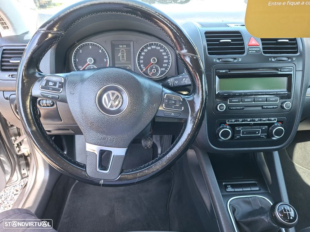VW Jetta 1.6 TDi Confortline - 10