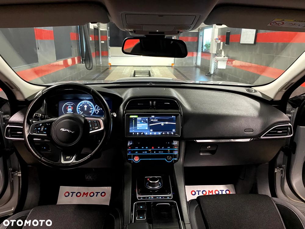 Jaguar F-Pace 20d AWD R-Sport - 17