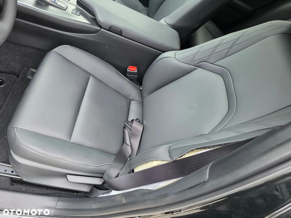 Lexus UX 2025
