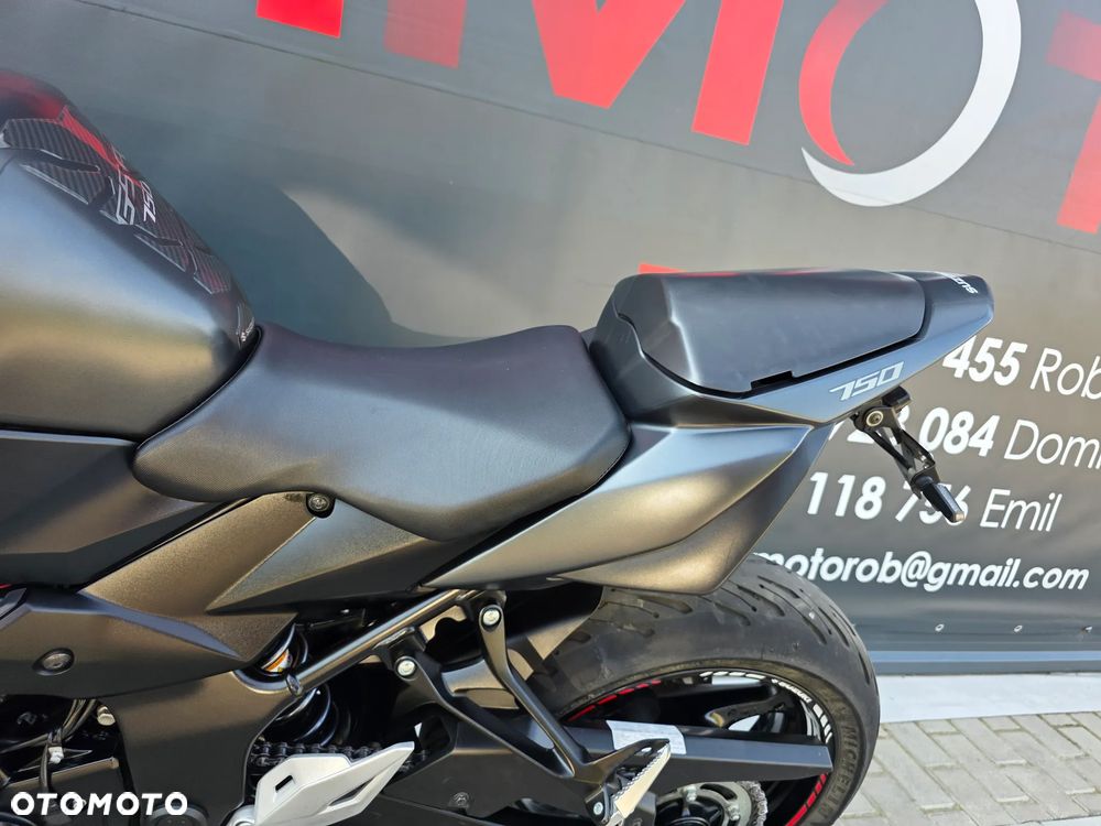 Suzuki GSR - 9