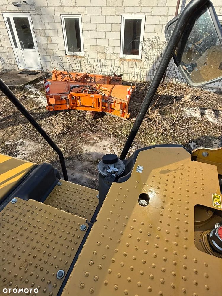 Caterpillar 323 - 30