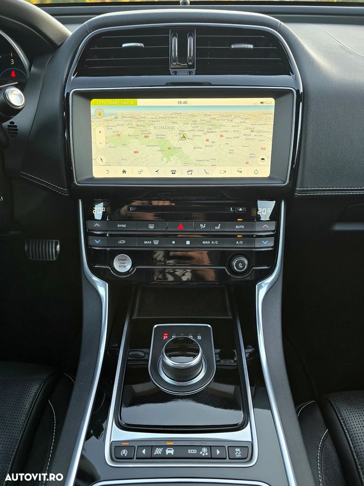 Jaguar XE 2.0 AWD R-Sport - 18