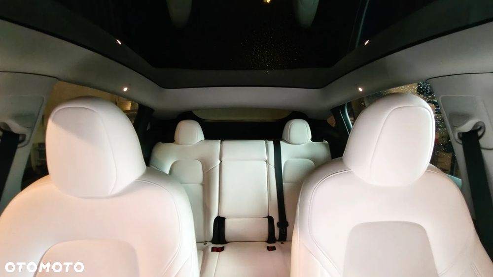 Tesla Model Y Long Range AWD - 25