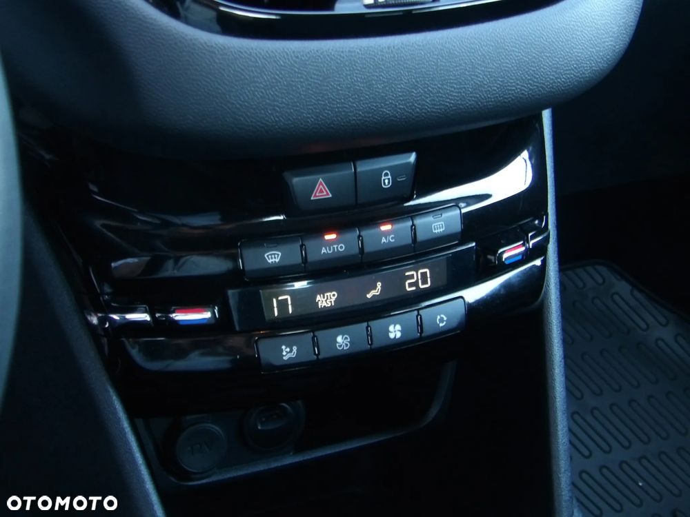 Peugeot 208 1.2 PureTech Allure - 17