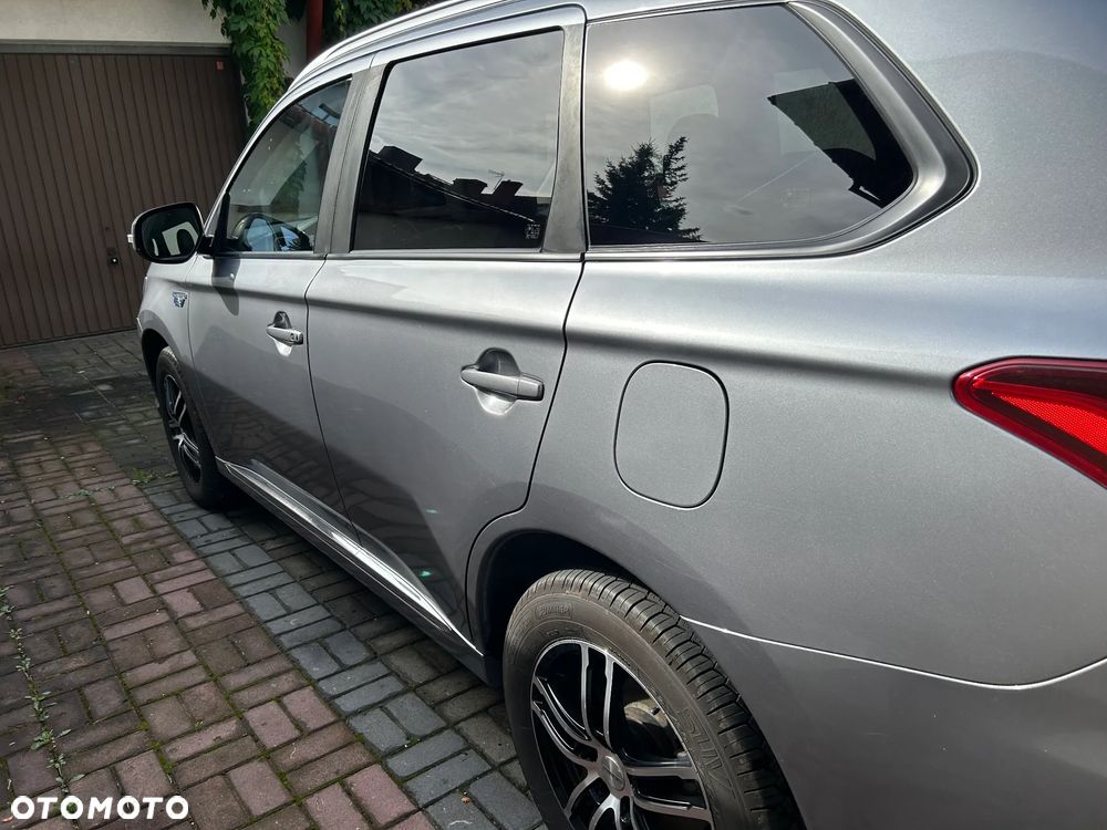 Mitsubishi Outlander 2.4 4WD Plug-In Hybrid - 11