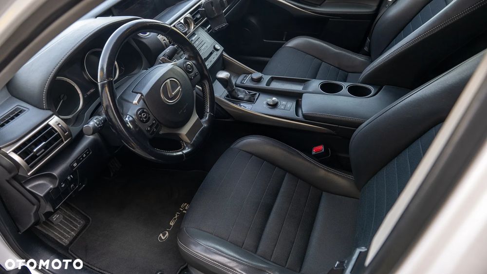 Lexus IS 300h Elite EU6 - 10