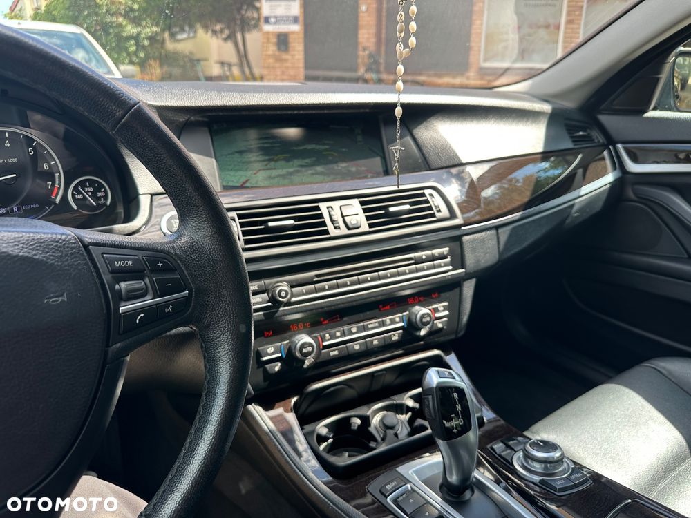 BMW Seria 5 528i xDrive - 7