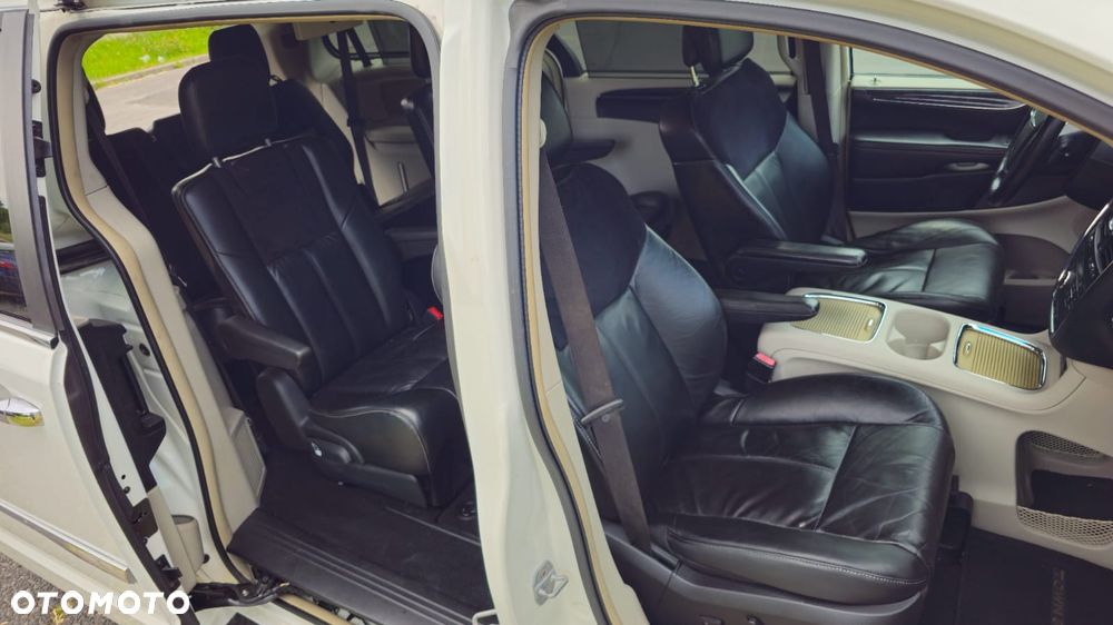 Chrysler Town & Country 3.6 Limited - 13