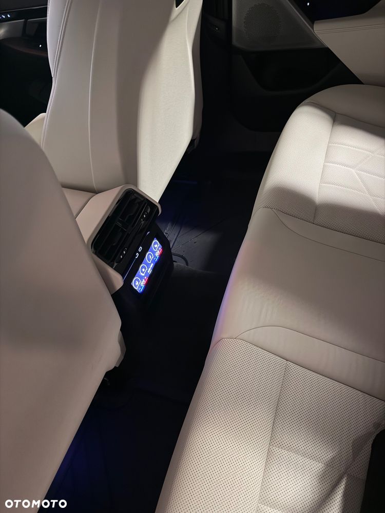 BMW Seria 5 520i mHEV - 11