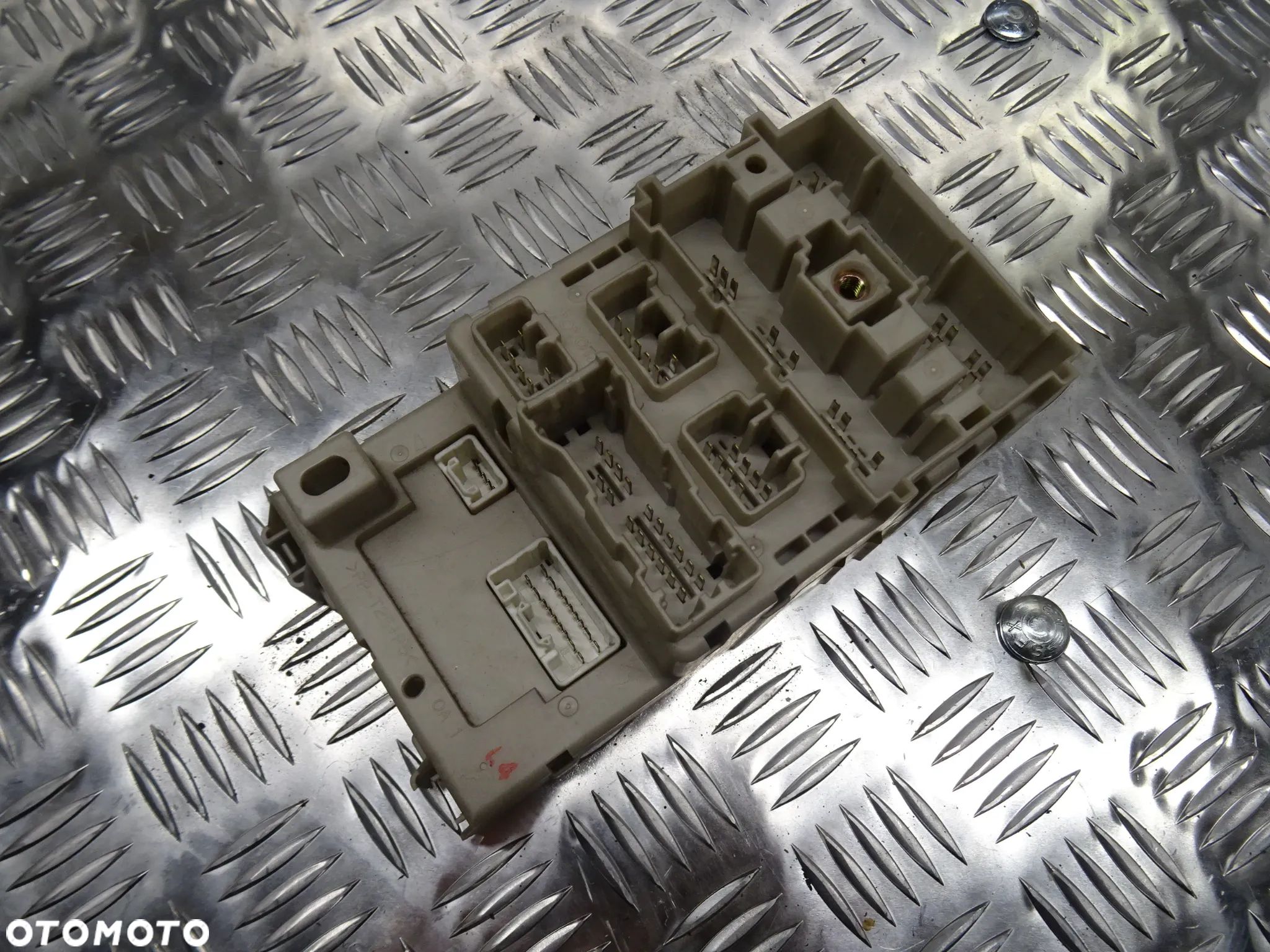 TOYOTA RAV4 II LIFT 2.0 B SKRZYNKA BEZPIECZNIKÓW 82733-42080 - 1