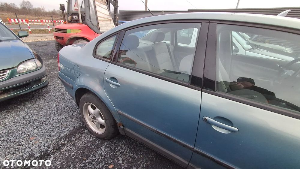 VW PASSAT B5 SEDAN DRZWI PRAWY TYŁ TYLNE PRAWE KOMPLETNE LB6N nr. VWP5 - 1
