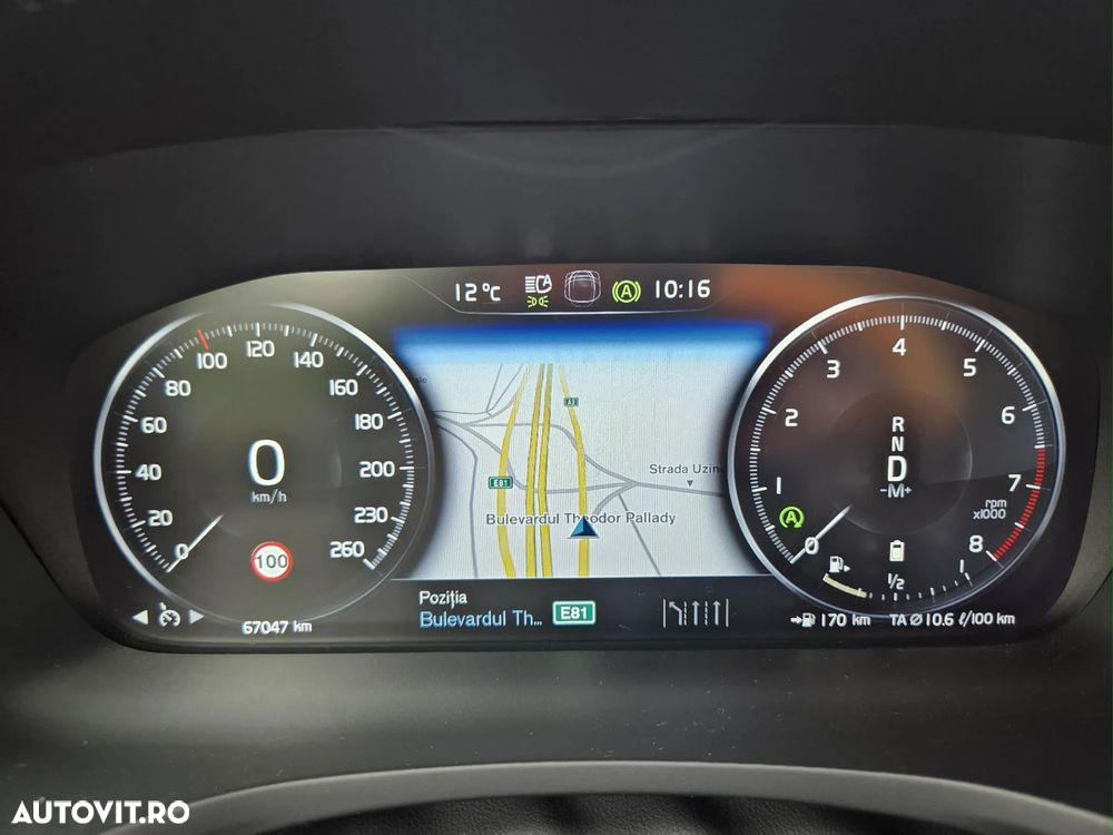 Volvo V60 B4 MHEV AT8 FWD Momentum Pro - 32