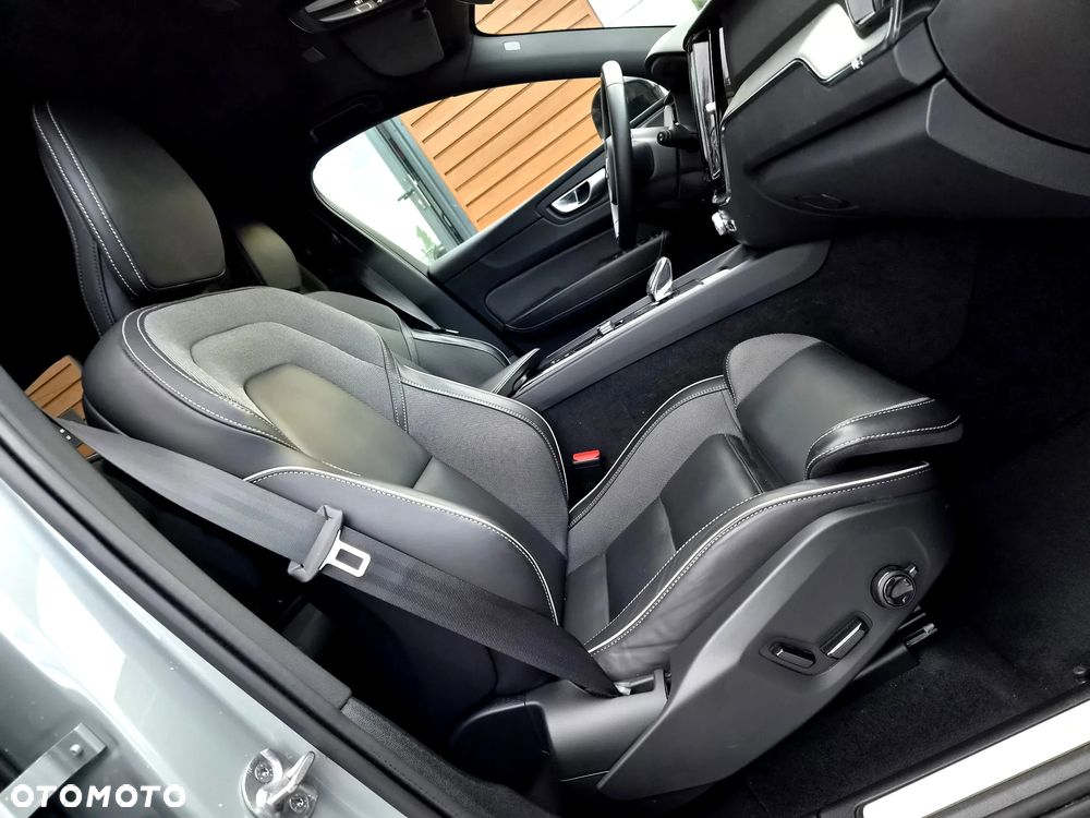 Volvo XC 60 B4 D AWD Plus Dark - 11