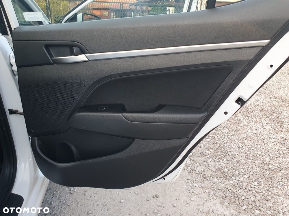 Hyundai Elantra 1.6 Comfort Premiere - 12