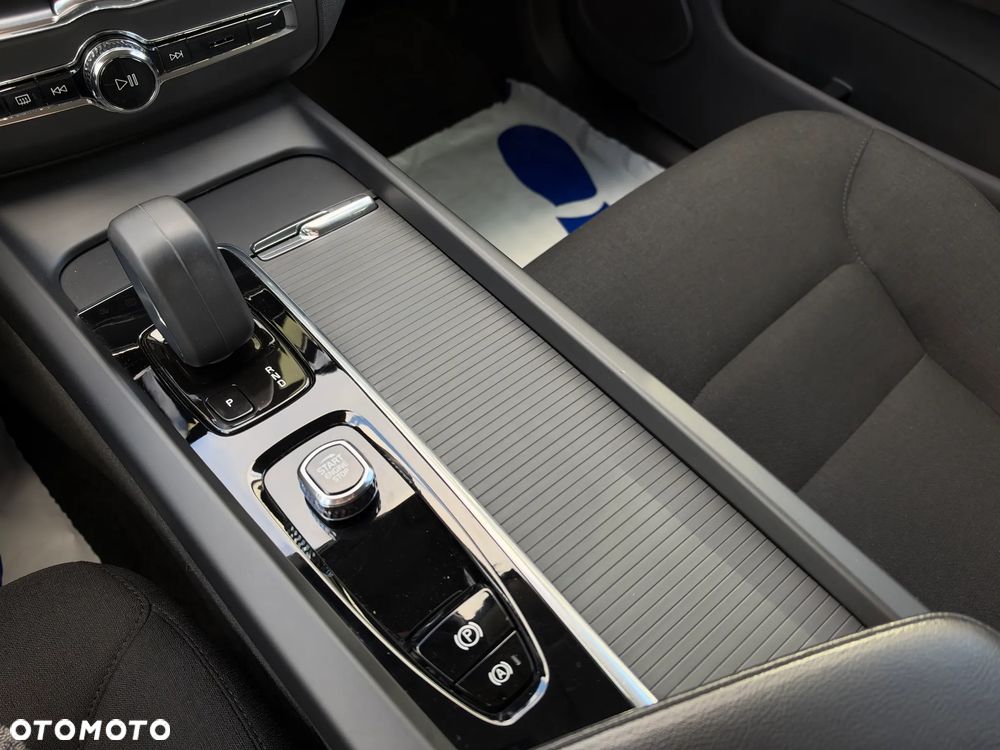 Volvo XC 60 B4 D AWD Momentum Pro - 21