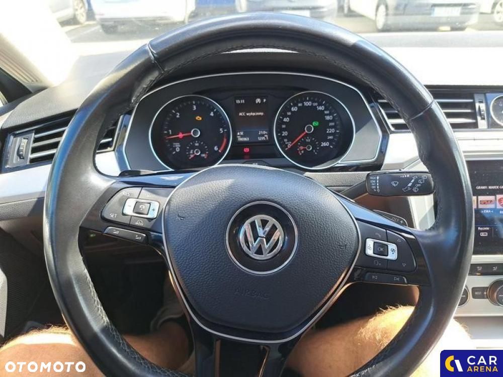 Volkswagen Passat - 12