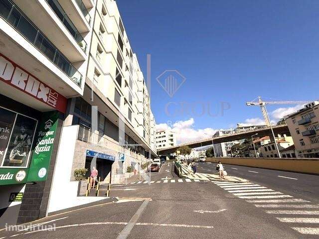 Loja na 5 de Outubro com 5.40m de pé direito e 2 montras. - Grande imagem: 2/15