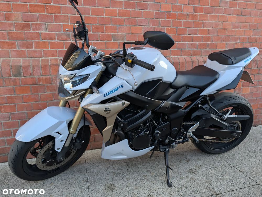 Suzuki GSR - 2