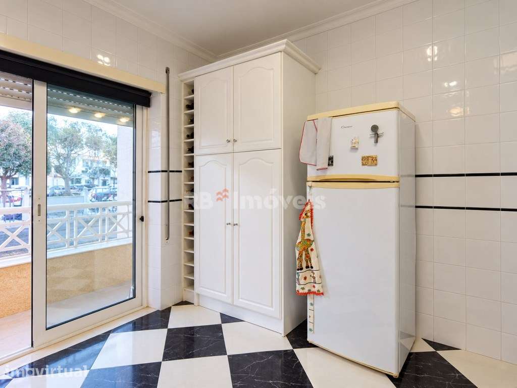 Apartamento T2 Mobilado c/ Varanda e Arrecadação - Entroncamento - Grande imagem: 3/16