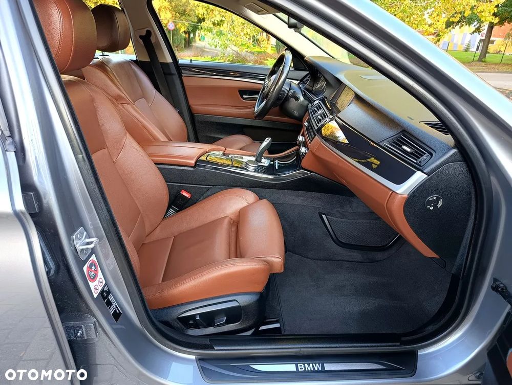 BMW Seria 5 525d Touring Sport-Aut Luxury Line - 35