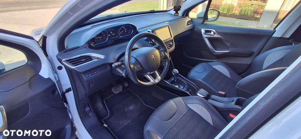 Peugeot 2008 PureTech 110 GPF EAT6 Black Edition - 12