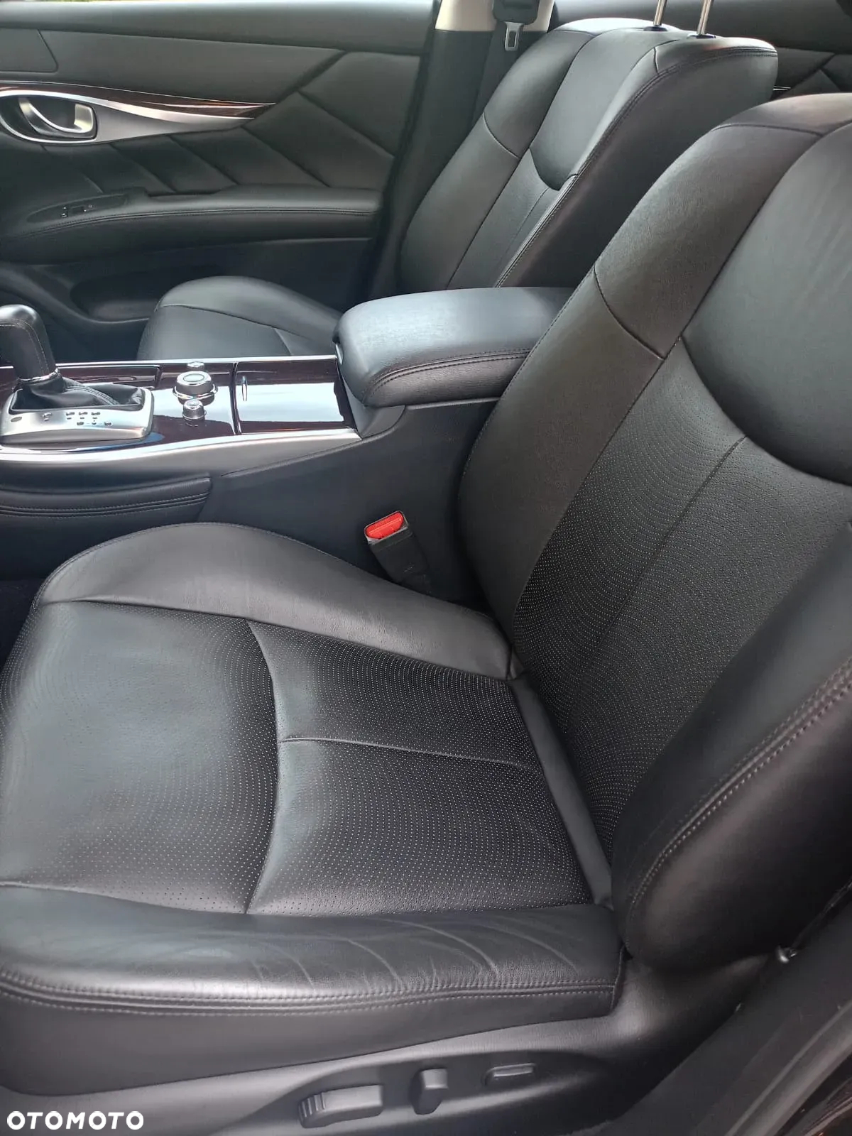 Infiniti Q70 2.2d - 24