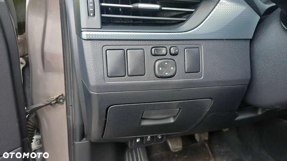 Toyota Avensis 1.8 Premium - 19